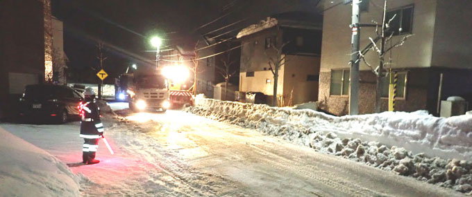 夜間の排雪作業風景